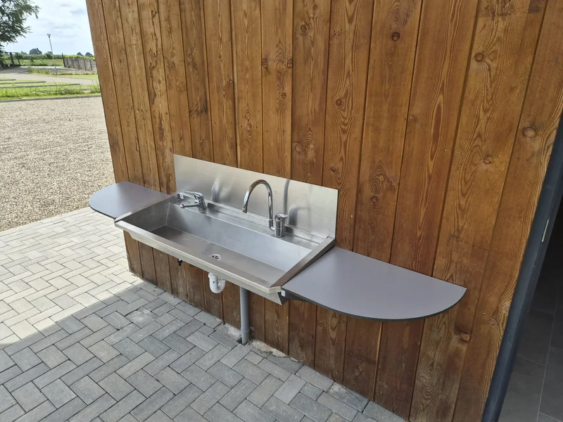 Buiten-afwasplek bij het sanitair gebouw