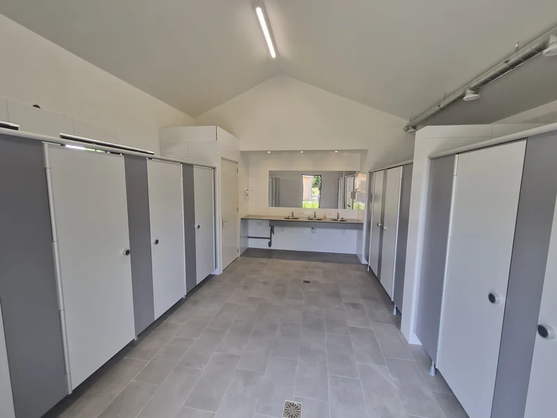 Modern sanitair interieur met douches en wastafels