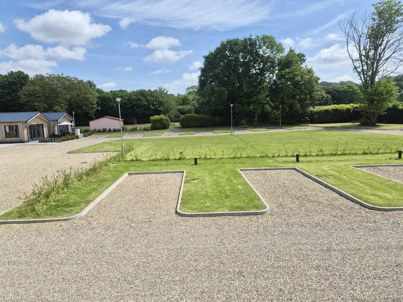Staanplaatsen naast een houten vakantiewoning