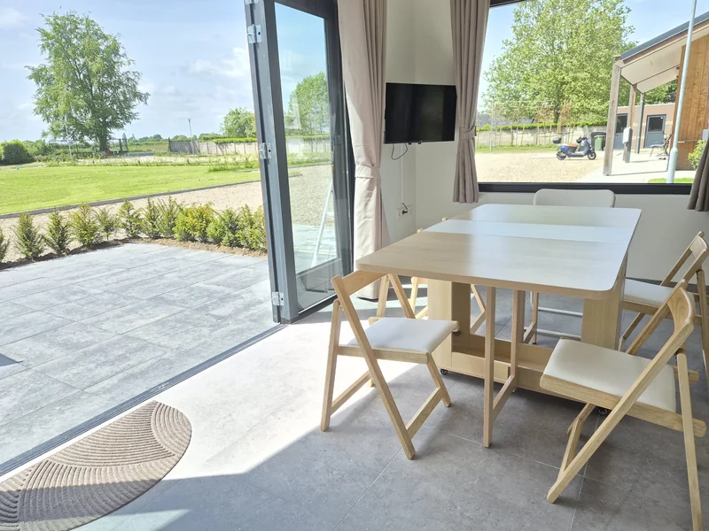Eetkamer met tafel en uitzicht naar buiten