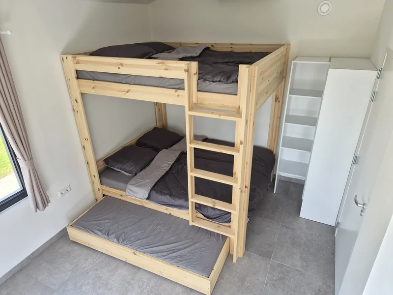 Slaapkamer met familie-stapelbed in vakantiewoning