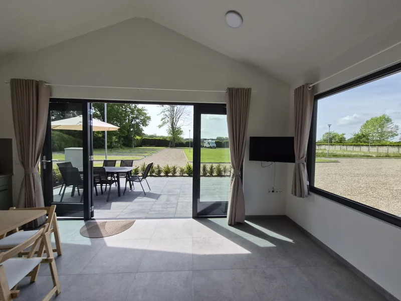 Woonkamer van vakantiewoning met uitzicht op terras